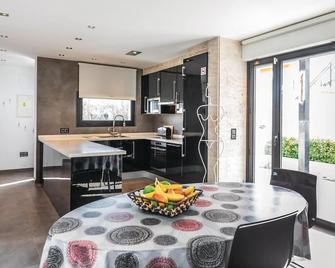 Awesome Home In Sant Pere Pescador - Sant Pere Pescador - Dining room