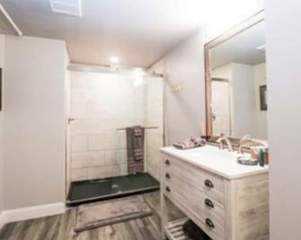 Boutique hotel in historic downtown Seneca. Room #2 Owners Suite. Q/K combo. - Seneca