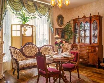 Timeless on Tenth - Historic Downtown Noblesville - Noblesville - Eetruimte