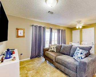 Cozy beach condo with amazing views, beach access & on-site pool - Navarre - Living room