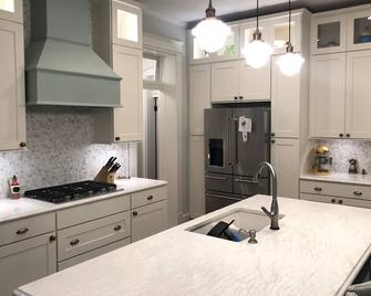 Home Near Downtown & Quilt Museum With New Luxury Kitchen & Baths - Paducah - Kitchen