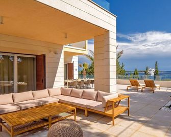 Incredibly Indulgent Hvar West Villa 5 Bedrooms Villa West Eternal - Hvar - Patio