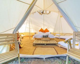 Marston Park - Luxury Lakeside Bell Tents - Frome - Slaapkamer