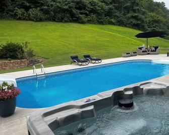 Spacious 5-bedroom house in historic Harlan! In-ground Pool/Hot Tub/Game Room - Harlan - Piscina