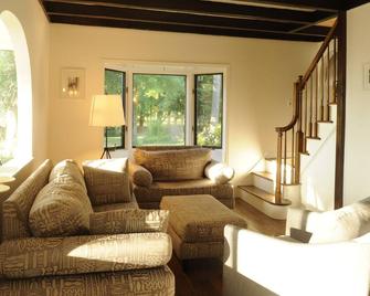 Fun, Friends, and Family Lakefront Home w/Dock and Beach - Mahopac - Living room