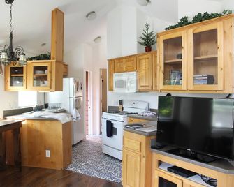 Big Rock Cabin; cozy & private on 13 acres - Winlock - Kitchen