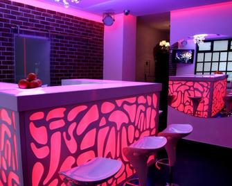Greg&Tom Party Hostel - Krakow - Front desk