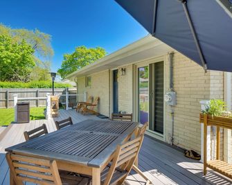 Cozy Milwaukee Apartment w/ Deck, 2 Mi to Airport! - Milwaukee - Patio