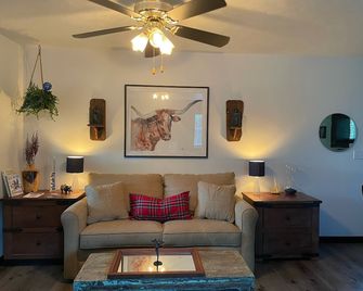 Kerrville Cottage minutes from the 10 Hwy. A perfect blend of city and country. - Kerrville - Living room