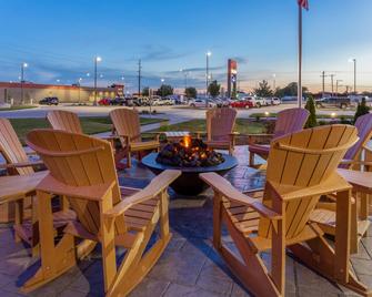 Hampton Inn & Suites Burlington - Burlington - Patio