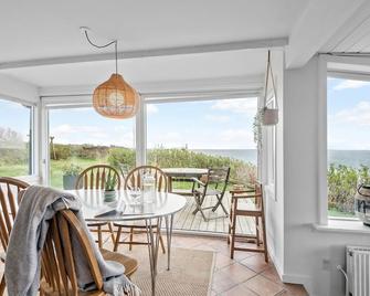 Cozy home in Esbjerg V with WiFi - Esbjerg - Matsal
