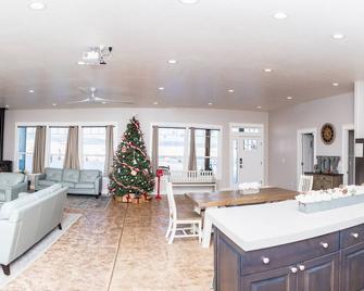 Bear Lake Gathering House- Private Pool! Sleeps 30+, Pets With Approval! - Montpelier - Sala de estar