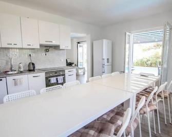 Villa Alemi - Brodarica - Cocina