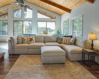 Tree-Lined Gold Beach Retreat with Multiple Decks! - Gold Beach - Huiskamer