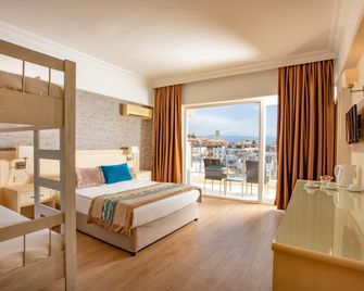 فندق بالمين - كوساداسي - غرفة نوم