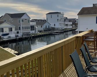 Large bayside property on the canal minutes from area beaches - Fenwick Island - Balkon