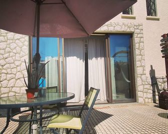 Bunker 11 Surf House - Almada - Patio