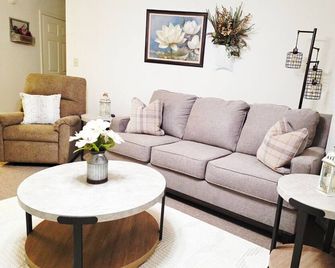 Serene & Cozy Family-Friendly 2 Bedroom Cottage - Idabel - Huiskamer