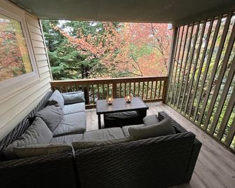 Minutes from downtown and the Arts district awaits your Emerald Forest Hideaway. - Portland - Balcony