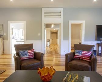 Alexander Valley Modern Farmhouse with Vintage Charm - Newly Renovated pool - Healdsburg - Living room
