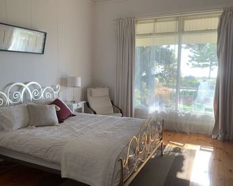 Esplanade Beach House with beautiful sea views - Semaphore - Habitación