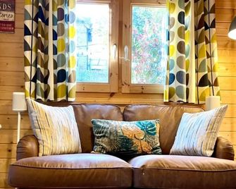 Duck Lodge B&B Luxury Log Cabin - Brighton - Living room