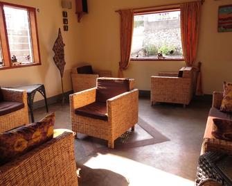 Dutchess Hotel and Restaurant - Fort Portal - Sala de estar