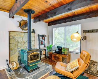 Coastal Cabin w/ Puget Sound & Rainier Views! - Allyn - Living room
