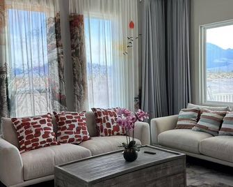 wifi/death valley/family-friendly/amargosa valley/4 bedroom - Amargosa Valley - Living room