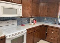 Irises House - private room in home - Kissimmee - Kitchen