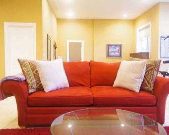 Perfect 1Br Near Puyallup. Pool Table and Peaceful Yard - Puyallup - Living room