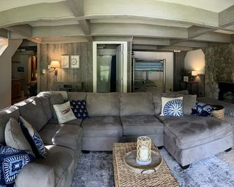 The Apple Blossom Cabin - Indian River - Living room