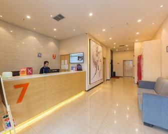 7Days Premium Lanzhou New District Airport Branch - Lanzhou - Front desk