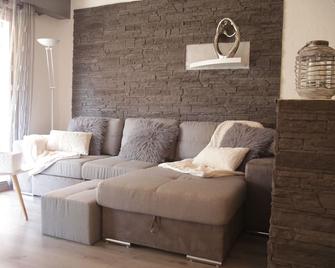 Quiet and lovely appartment one step far from mountains and from Annecy's lake - Menthon-Saint-Bernard - Living room