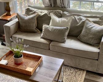 Dreamy Lakefront Cottage on Lay Lake - Sylacauga - Living room