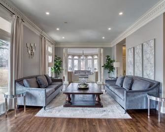Cedar Ridge Mansion - Broken Arrow - Living room
