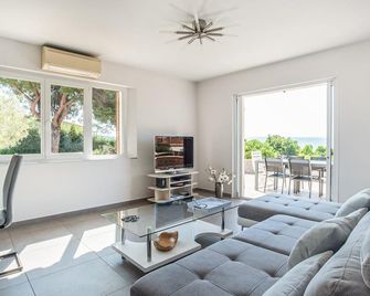 Gorgeous Home In Les Issambres - Sainte-Maxime - Pokój dzienny