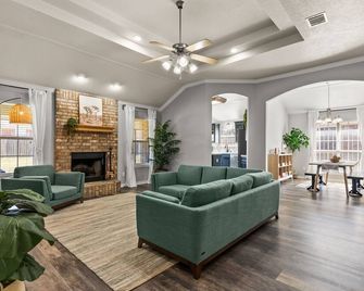 Luxurious Mtz Homes Modern Style - Killeen - Living room