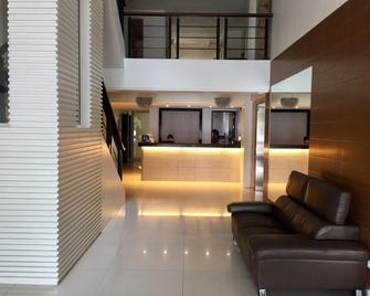 Manhattan Suites Inn - Dumaguete City - Receptionist