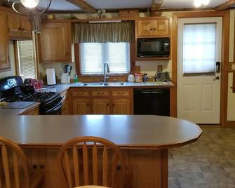 Classic Summer Home | A Mile Walk To The Beach - Mattapoisett - Kitchen