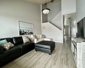 Mountain Get Away Ev Charger - Donnelly - Living room