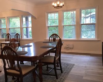 Wooded and secluded weekend home; lake is 5 minutes down the hill. - White Bear Lake - Comedor