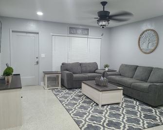 Serenity Palms of Pinellas - Central to all beaches , St. Pete etc! - Pinellas Park - Living room
