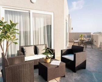 Exclusive Corner Penthouse with Terrace - by HostMT - Saint Paul’s Bay - Balcone