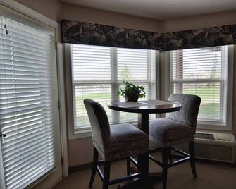 T311 condo on Tagalong Golf Course overlooking Red Cedar lake - Birchwood - Comedor