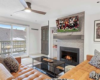 Newly Renovated 2br Downtown, Main St, Pcmr - Park City - Living room