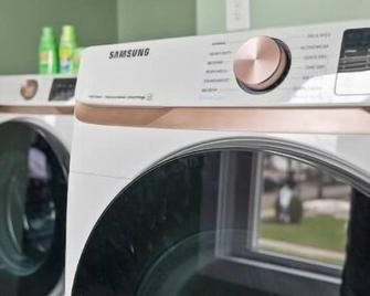 Comfortable 2 bedroom king suite/ - Erie - Laundry facility