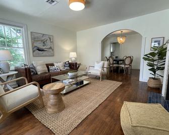 King Beds, Walk to OU Stadium, Great Patio, Well Equipped, 5 Star Decor - Norman - Living room