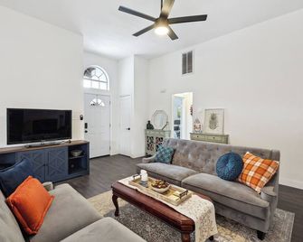 Modern Farmhouse w/Fireplace & Firepit, Game Room, Large Yard, Pet Friendly! - Haltom City - Living room