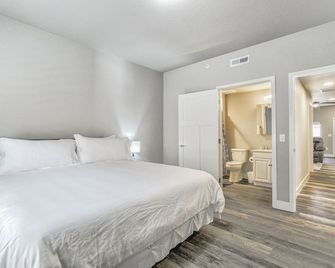 New Lower Condo-mins to downtown-Pet Friendly - Colorado Springs - Bedroom